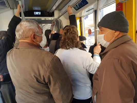 Ayrıca tramvaylarda virüse karşı alınan tedbirler doğrultusunda belirtilen yolcu sayısının çok üstünde kişi olduğu gözleniyor.