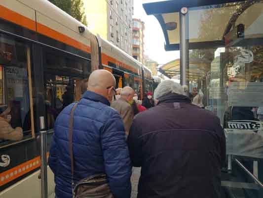 Eskişehir’de, korona virüs (Covid-19) tedbirleri kapsamında ülke genelinde dün akşam saat 20.00 ile sabah 05.00 arasında uygulanan sokağa çıkma kısıtlamasının sona ermesinin ardından başta tramvaylar olmak üzere sokaklarda da sosyal mesafe göz ardı edildi.