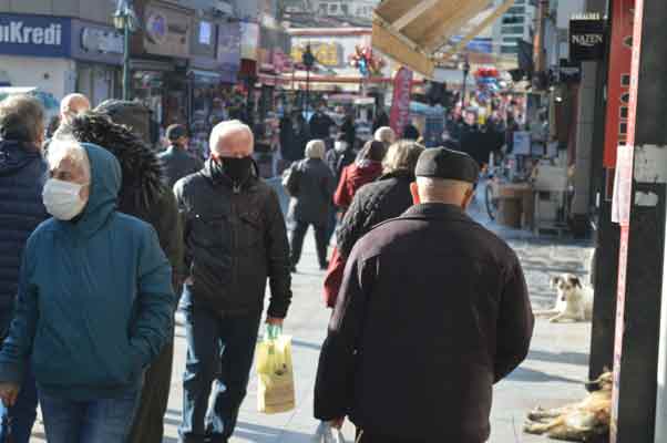 Eskişehir’de, korona virüs (Covid-19) tedbirleri kapsamında ülke genelinde dün akşam saat 20.00 ile sabah 05.00 arasında uygulanan sokağa çıkma kısıtlamasının sona ermesinin ardından başta tramvaylar olmak üzere sokaklarda da sosyal mesafe göz ardı edildi.