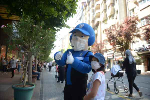 Eskişehir’de, Toplum Destekli Polislik Şube Müdürlüğü tarafından korona virüsle (Covid-19) mücadele kapsamında çocuk ve gençlere yönelik maskot polislerle bilgilendirme yapıldı. Etkinlikte miniklerle bol bol fotoğraf çektiren maskot polisler, maske ve sosyal mesafe kuralları hakkında da hem çocukları hem de ebeveynleri uyardı.