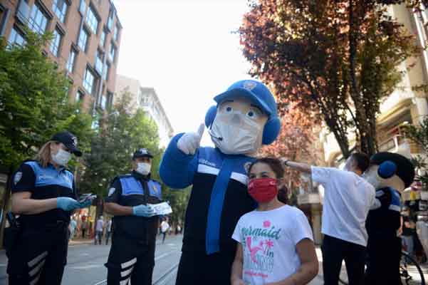 Eskişehir’de, Toplum Destekli Polislik Şube Müdürlüğü tarafından korona virüsle (Covid-19) mücadele kapsamında çocuk ve gençlere yönelik maskot polislerle bilgilendirme yapıldı. Etkinlikte miniklerle bol bol fotoğraf çektiren maskot polisler, maske ve sosyal mesafe kuralları hakkında da hem çocukları hem de ebeveynleri uyardı.