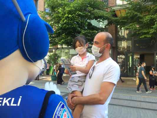 Eskişehir’de, Toplum Destekli Polislik Şube Müdürlüğü tarafından korona virüsle (Covid-19) mücadele kapsamında çocuk ve gençlere yönelik maskot polislerle bilgilendirme yapıldı. Etkinlikte miniklerle bol bol fotoğraf çektiren maskot polisler, maske ve sosyal mesafe kuralları hakkında da hem çocukları hem de ebeveynleri uyardı.