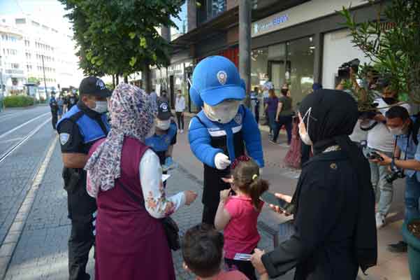 Eskişehir’de, Toplum Destekli Polislik Şube Müdürlüğü tarafından korona virüsle (Covid-19) mücadele kapsamında çocuk ve gençlere yönelik maskot polislerle bilgilendirme yapıldı. Etkinlikte miniklerle bol bol fotoğraf çektiren maskot polisler, maske ve sosyal mesafe kuralları hakkında da hem çocukları hem de ebeveynleri uyardı.