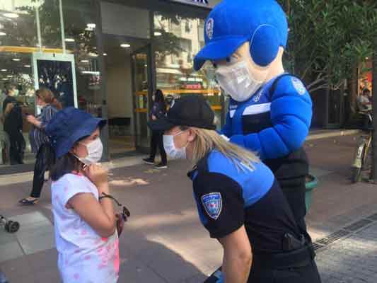 ...Çocuklarımız maskotlarımızı çok seviyorlar, ümit ediyoruz ki çocuklarımız maskotlarımızı örnek alırlar. Bundan sonra maske kullanımı ve sosyal mesafe konusunda daha duyarlı olurlar” dedi.