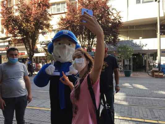 Eskişehir’de, Toplum Destekli Polislik Şube Müdürlüğü tarafından korona virüsle (Covid-19) mücadele kapsamında çocuk ve gençlere yönelik maskot polislerle bilgilendirme yapıldı. Etkinlikte miniklerle bol bol fotoğraf çektiren maskot polisler, maske ve sosyal mesafe kuralları hakkında da hem çocukları hem de ebeveynleri uyardı.