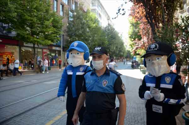 Eskişehir’de, Toplum Destekli Polislik Şube Müdürlüğü tarafından korona virüsle (Covid-19) mücadele kapsamında çocuk ve gençlere yönelik maskot polislerle bilgilendirme yapıldı. Etkinlikte miniklerle bol bol fotoğraf çektiren maskot polisler, maske ve sosyal mesafe kuralları hakkında da hem çocukları hem de ebeveynleri uyardı.