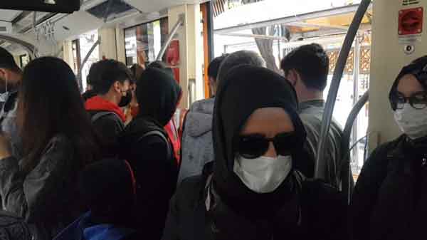 Sadece bir maske ile virüsten korunacağını düşünen vatandaşlar tramvaylarda sosyal mesafeyi yok sayıyor. 