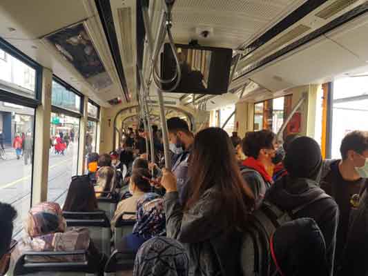 Eskişehir’de korona virüs (Covid-19) vaka sayılarının her geçen gün artmasına karşın özellikle tramvaylarda yolculuk yapanların sosyal mesafeye dikkat edilmediği görüldü.