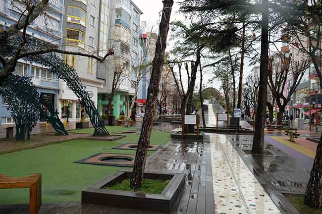 Ayrıca daha önce boş yer bulmanın pek de mümkün olmadığı parklar ve Porsuk kenarındaki banklar, Hamamyolu'ndaki oturma yerleri boşaldı.