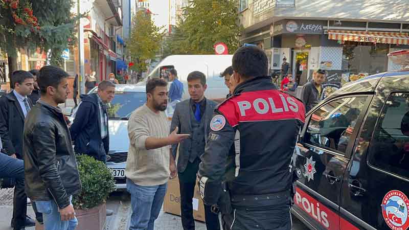 Bu esnada olayı görüntüleyen İhlas Haber Ajansı Muhabiri Bahadır Turgut’ta öfkeli minibüs şoförünün saldırgan tavırlarından nasibini aldı. 