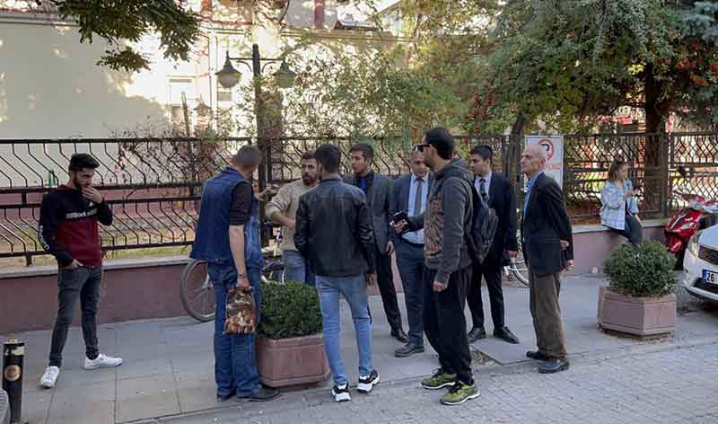 Çevredeki vatandaşların güçlükle sakinleştirdiği öfkeli minibüs şoförü, kendisini görüntüleyen İHA Muhabiri Bahadır Turgut’a yaklaşarak, “Kardeşim kapat onu” dedi. 