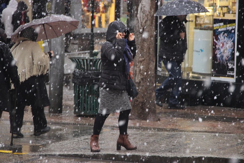 Öte yandan meteorolojiden edinilen bilgiye göre, kent merkezinin yanı sıra yükseklerde de etkili olan kar yağışının belirli aralıklarla devam edeceği bildirildi. Kar yağışı, bu gecenin ardından yerini soğuk havaya bırakacak. 