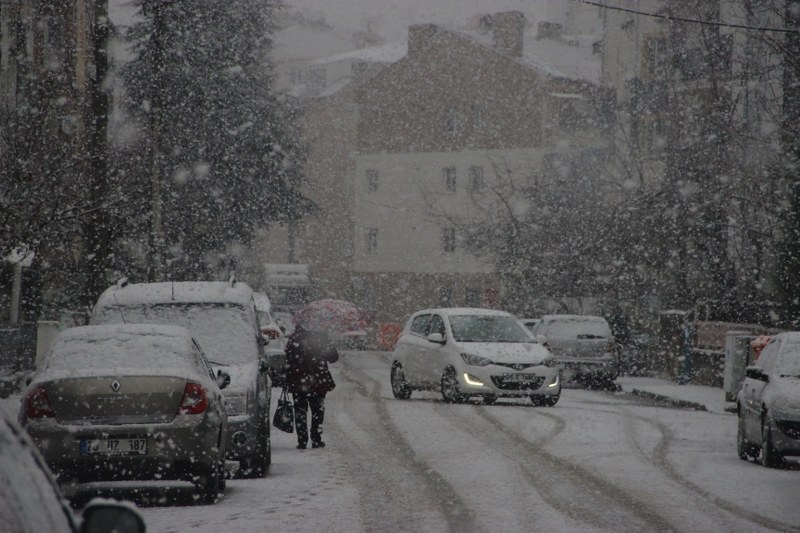 Eskişehir kent merkezinde yoğun şekilde yağan kar kısa sürede kenti beyaza bürüdü. 