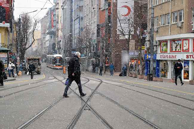 Eskişehir’de alışılmış bir durum Mart’ta kar yağması. Zaten dondurucu soğuklarıyla meşhur bir şehir. Aynı Doğu Anadolu Bölgesi gibi burası. İklimler mi değişti bilmiyorum.