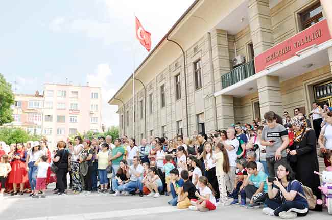 Eskişehir Sivrihisar Belediyesi tarafından düzenlenen Uluslararası Nasreddin Hoca Kültür ve Sanat Festivali’ne Eskişehir Korteji ile start verildi. Vilayet Meydanı’nda başlayan gösteriler ve kortej yürüyüşü renkli görüntülere sahne oldu