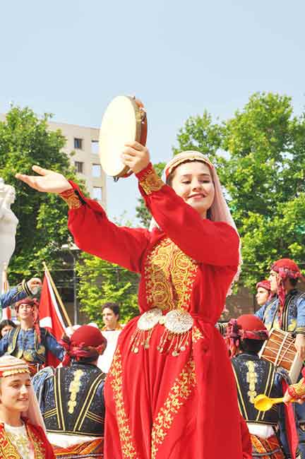 Eskişehir Sivrihisar Belediyesi tarafından düzenlenen Uluslararası Nasreddin Hoca Kültür ve Sanat Festivali’ne Eskişehir Korteji ile start verildi. Vilayet Meydanı’nda başlayan gösteriler ve kortej yürüyüşü renkli görüntülere sahne oldu