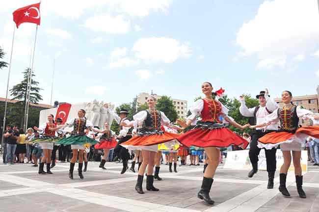 Eskişehir Sivrihisar Belediyesi tarafından düzenlenen Uluslararası Nasreddin Hoca Kültür ve Sanat Festivali’ne Eskişehir Korteji ile start verildi. Vilayet Meydanı’nda başlayan gösteriler ve kortej yürüyüşü renkli görüntülere sahne oldu