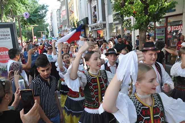 Eskişehir Sivrihisar Belediyesi tarafından düzenlenen Uluslararası Nasreddin Hoca Kültür ve Sanat Festivali’ne Eskişehir Korteji ile start verildi. Vilayet Meydanı’nda başlayan gösteriler ve kortej yürüyüşü renkli görüntülere sahne oldu