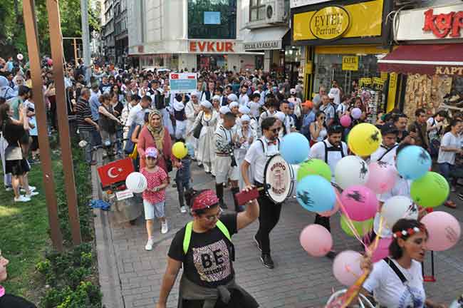  Dünyanın dört bir yanından festivale gelen katılımcılarla birlikte Vali Çakacak’ı makamında ziyaret eden Yüzügüllü şöyle konuştu: