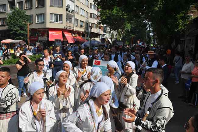 "Bugün 7 farklı ülkeden gelen misafirlerimizle Valimizi ziyaret ettik"