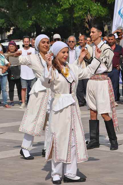 Eskişehir Sivrihisar Belediyesi tarafından düzenlenen Uluslararası Nasreddin Hoca Kültür ve Sanat Festivali’ne Eskişehir Korteji ile start verildi. Vilayet Meydanı’nda başlayan gösteriler ve kortej yürüyüşü renkli görüntülere sahne oldu