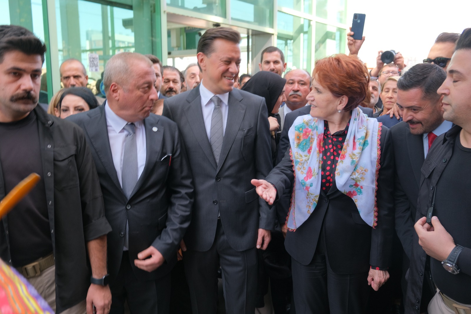 Akşener’in büyükşehir adaylığı için Melih Aydın’ı, Odunpazarı için de Emine Edizgil isimlerini açıklaması bekleniyor.