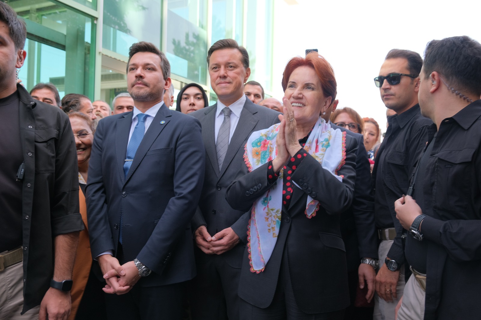 Eskişehir'e gelen İYİ Parti Lideri Meral Akşener, Eskişehir Garı'nda büyük bir coşkuyla karşılandı. İYİ Parti Genel Başkanı Meral Akşener, Eskişehir programı için kente ulaşımında da hızlı treni tercih etti.