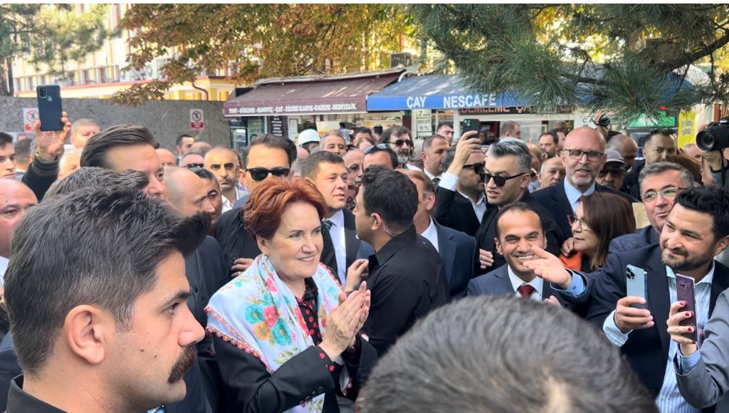 Eskişehir'e gelen İYİ Parti Lideri Meral Akşener, Eskişehir Garı'nda büyük bir coşkuyla karşılandı. İYİ Parti Genel Başkanı Meral Akşener, Eskişehir programı için kente ulaşımında da hızlı treni tercih etti.