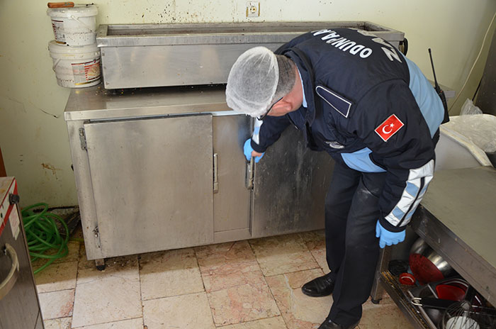 Eskişehir'de yapılan denetimlerde, ruhsatsız üretim yapılan bir pastanede bulunan tarihi geçmiş onlarca paket ürün, küflenmiş yağlar ve kaplar mide bulandırdı. 