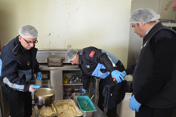 Eskişehir'de yapılan denetimlerde, ruhsatsız üretim yapılan bir pastanede bulunan tarihi geçmiş onlarca paket ürün, küflenmiş yağlar ve kaplar mide bulandırdı. 