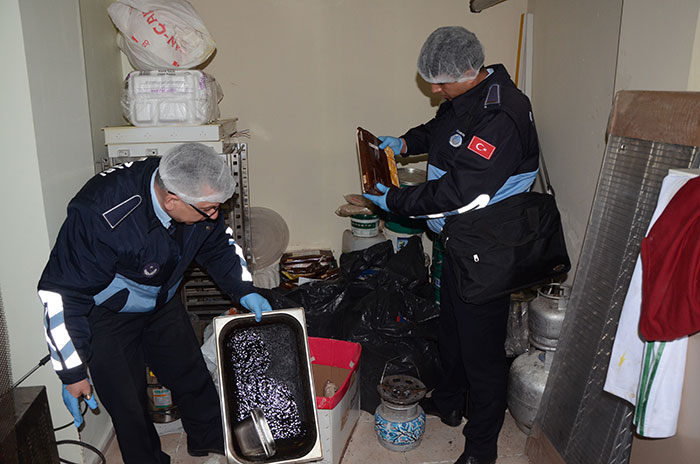 Eskişehir'de yapılan denetimlerde, ruhsatsız üretim yapılan bir pastanede bulunan tarihi geçmiş onlarca paket ürün, küflenmiş yağlar ve kaplar mide bulandırdı. 