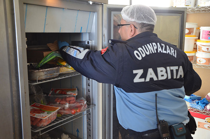 Eskişehir'de yapılan denetimlerde, ruhsatsız üretim yapılan bir pastanede bulunan tarihi geçmiş onlarca paket ürün, küflenmiş yağlar ve kaplar mide bulandırdı. 