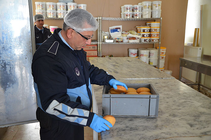 Eskişehir'de yapılan denetimlerde, ruhsatsız üretim yapılan bir pastanede bulunan tarihi geçmiş onlarca paket ürün, küflenmiş yağlar ve kaplar mide bulandırdı. 