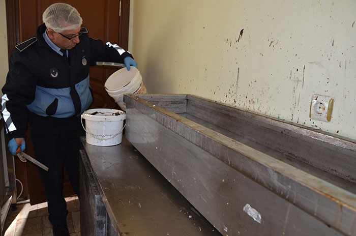 Eskişehir'de yapılan denetimlerde, ruhsatsız üretim yapılan bir pastanede bulunan tarihi geçmiş onlarca paket ürün, küflenmiş yağlar ve kaplar mide bulandırdı. 