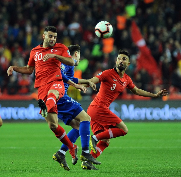 2020 UEFA Avrupa Futbol Şampiyonası Elemeleri H Grubu ikinci maçında, A Milli Takım, Eskişehir’de Moldova’yı ağırlıyor. Karşılaşmanın ilk yarısı Türkiye’nin 2-0 üstünlüğü ile tamamlandı.  Eskişehir'deki maçta renkli görüntüler yaşandı.