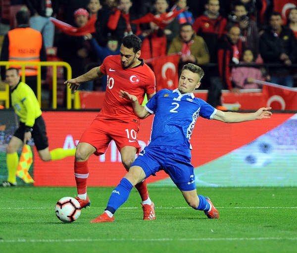 2020 UEFA Avrupa Futbol Şampiyonası Elemeleri H Grubu ikinci maçında, A Milli Takım, Eskişehir’de Moldova’yı ağırlıyor. Karşılaşmanın ilk yarısı Türkiye’nin 2-0 üstünlüğü ile tamamlandı.  Eskişehir'deki maçta renkli görüntüler yaşandı.