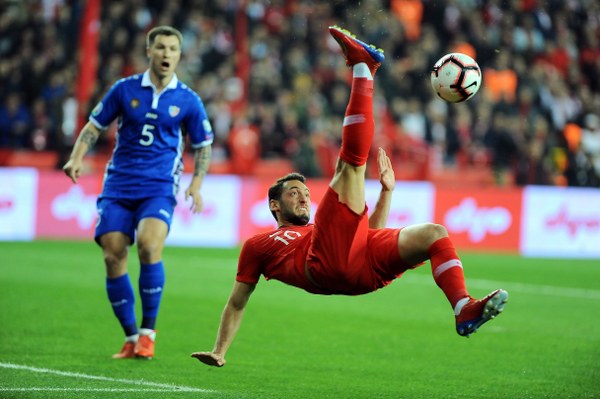 2020 UEFA Avrupa Futbol Şampiyonası Elemeleri H Grubu ikinci maçında, A Milli Takım, Eskişehir’de Moldova’yı ağırlıyor. Karşılaşmanın ilk yarısı Türkiye’nin 2-0 üstünlüğü ile tamamlandı.  Eskişehir'deki maçta renkli görüntüler yaşandı.