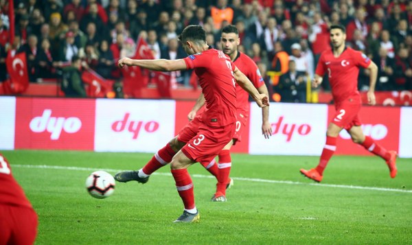 2020 UEFA Avrupa Futbol Şampiyonası Elemeleri H Grubu ikinci maçında, A Milli Takım, Eskişehir’de Moldova’yı ağırlıyor. Karşılaşmanın ilk yarısı Türkiye’nin 2-0 üstünlüğü ile tamamlandı.  Eskişehir'deki maçta renkli görüntüler yaşandı.