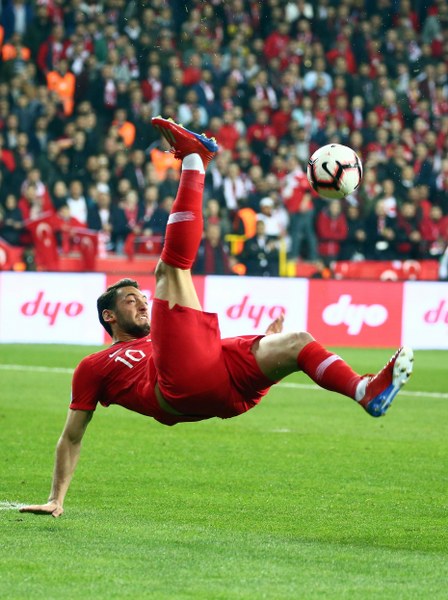 2020 UEFA Avrupa Futbol Şampiyonası Elemeleri H Grubu ikinci maçında, A Milli Takım, Eskişehir’de Moldova’yı ağırlıyor. Karşılaşmanın ilk yarısı Türkiye’nin 2-0 üstünlüğü ile tamamlandı.  Eskişehir'deki maçta renkli görüntüler yaşandı.