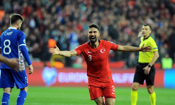 2020 UEFA Avrupa Futbol Şampiyonası Elemeleri H Grubu ikinci maçında, A Milli Takım, Eskişehir’de Moldova’yı ağırlıyor. Karşılaşmanın ilk yarısı Türkiye’nin 2-0 üstünlüğü ile tamamlandı.  Eskişehir'deki maçta renkli görüntüler yaşandı.