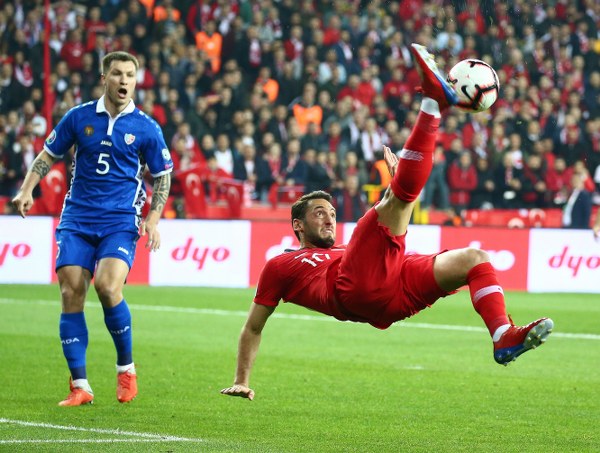 2020 UEFA Avrupa Futbol Şampiyonası Elemeleri H Grubu ikinci maçında, A Milli Takım, Eskişehir’de Moldova’yı ağırlıyor. Karşılaşmanın ilk yarısı Türkiye’nin 2-0 üstünlüğü ile tamamlandı.  Eskişehir'deki maçta renkli görüntüler yaşandı.