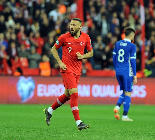 2020 UEFA Avrupa Futbol Şampiyonası Elemeleri H Grubu ikinci maçında, A Milli Takım, Eskişehir’de Moldova’yı ağırlıyor. Karşılaşmanın ilk yarısı Türkiye’nin 2-0 üstünlüğü ile tamamlandı.  Eskişehir'deki maçta renkli görüntüler yaşandı.