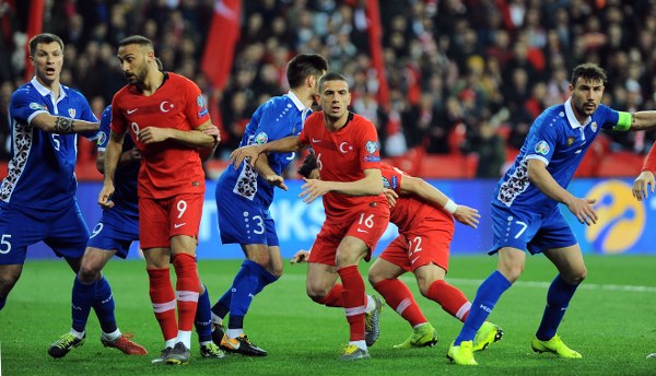 2020 UEFA Avrupa Futbol Şampiyonası Elemeleri H Grubu ikinci maçında, A Milli Takım, Eskişehir’de Moldova’yı ağırlıyor. Karşılaşmanın ilk yarısı Türkiye’nin 2-0 üstünlüğü ile tamamlandı.  Eskişehir'deki maçta renkli görüntüler yaşandı.