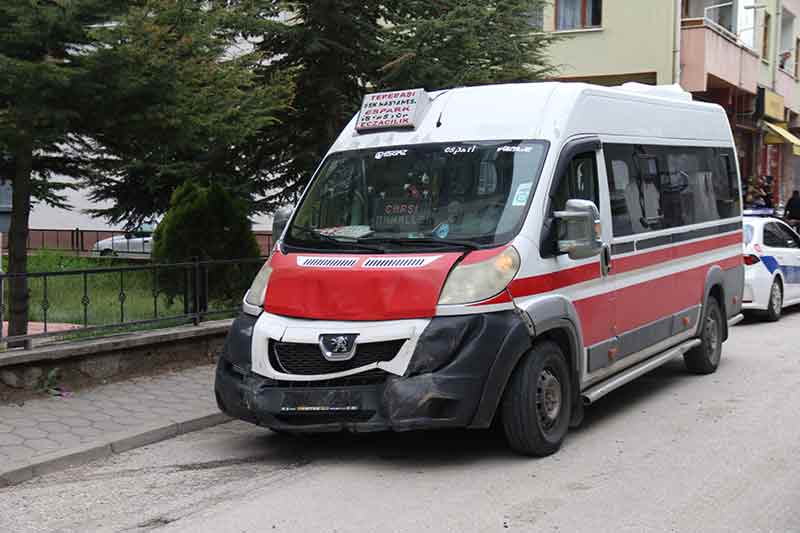 Burada sürekli haftada 1 veya 2 kez kaza oluyor. En büyüğü bu oldu. Onun haricinde ya tampon kopuyor, ya teker kırılıyor, bir şeyler oluyor. Her zaman bir kaza. 