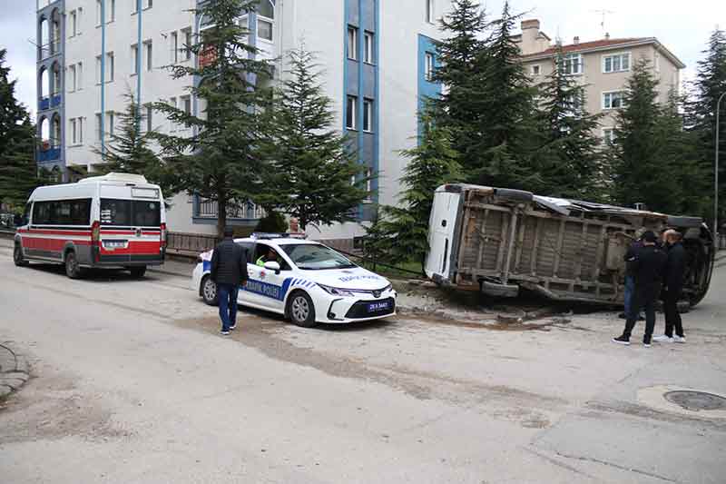  Can güvenliği olarak burada kimsede bir güvenlik yok. Buradan insanlar, çocuklar, cami cemaati geçiyor. Burada birkaç kasisin olması kazayı önleyebilir. Her an için kazaya müsait bir yer burası.