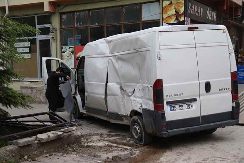 Eskişehir’de yolcu minibüsünün çarptığı panelvan araç yol kenarında bulunan siteye ait bahçeye devrildi.