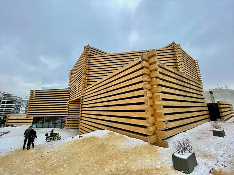 Eskişehir'in Odunpazarı ilçesinde, tarihi evlerin arasında inşa edilen Odunpazarı Modern Müze (OMM), prestijli sanat yayınlarından ARTnews tarafından son asrın iyi 25 müze binası arasında gösterildi.