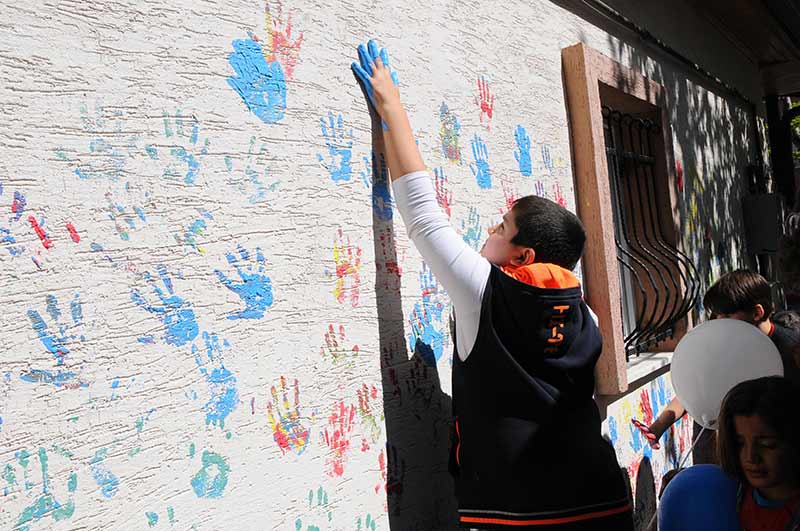 Eskişehir’in merkez Tepebaşı ilçesinde bulunan Bahçelievler Mahallesinde düzenlenen etkinlikte çocuklar, muhtarlık binasına boyaya batırdıkları el izlerini bıraktı. 