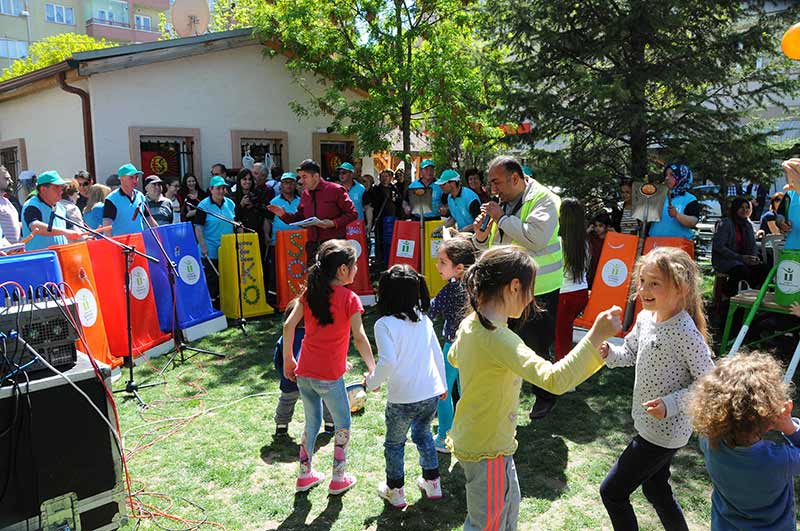 Eskişehir’in merkez Tepebaşı ilçesinde bulunan Bahçelievler Mahallesinde düzenlenen etkinlikte çocuklar, muhtarlık binasına boyaya batırdıkları el izlerini bıraktı. 