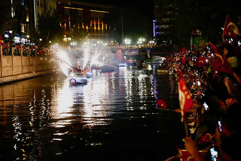 Eskişehir'de 30 Ağustos Zafer Bayramı dolayısıyla fener alayı ve havai fişek gösterisi düzenlendi.